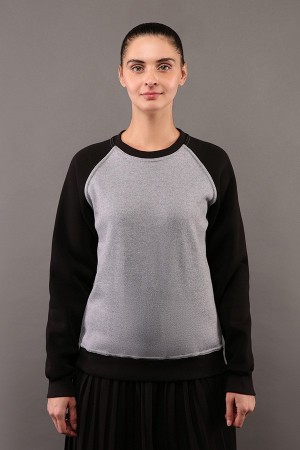 Женский свитшот реглан серый с черным рукавом утепленный