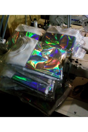 Нанесение на одежду необычной пленки (голограффическая пленка)