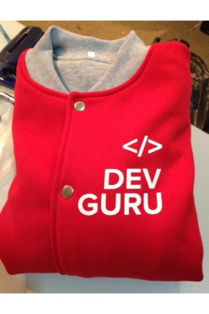 Бомберы на заказ синие и красные для it-отдела компании с печатью