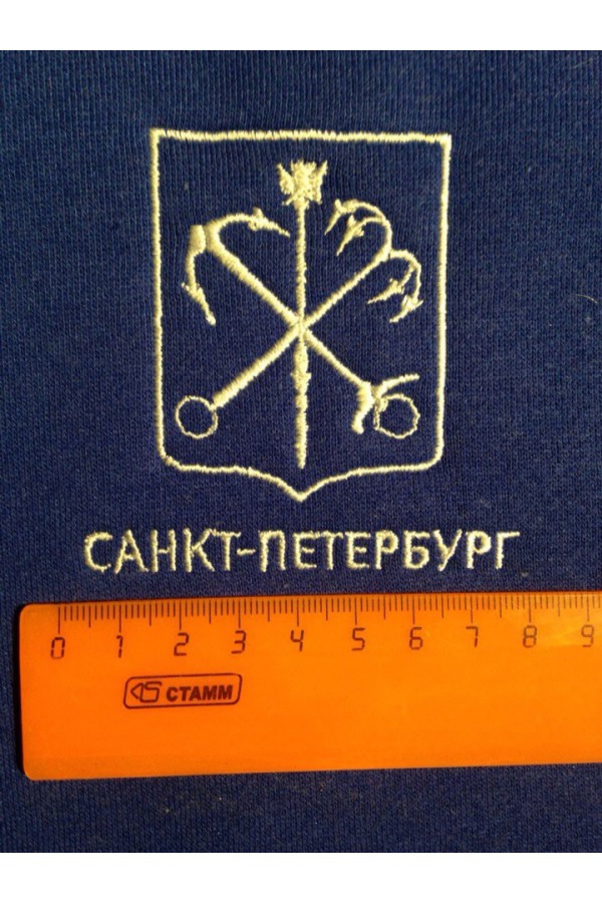60 колледж-курток исполненых в белом цвете с шевроном Санкт-Петербург и 60 поло с вышивкой герба Санкт-Петербург — фото 3