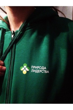 Толстовки с логотипом зеленые для магазина Перекресток, 650 штук