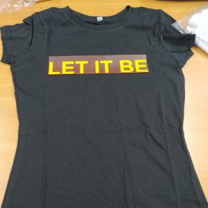 Флюоресцентная неоновая надпись на черной женской футболке