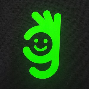 Печать логотипа зеленой неоновой (флюоресцентной) пленкой