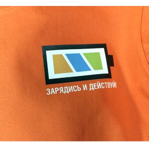 Цветной логотип на оранжевой худи