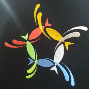 Вышивка многоцветного логотипа на черной худи
