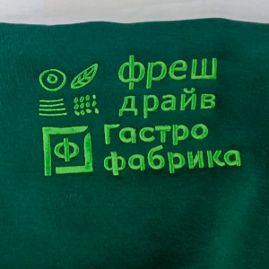 Вышивка логотипа на зеленых худи