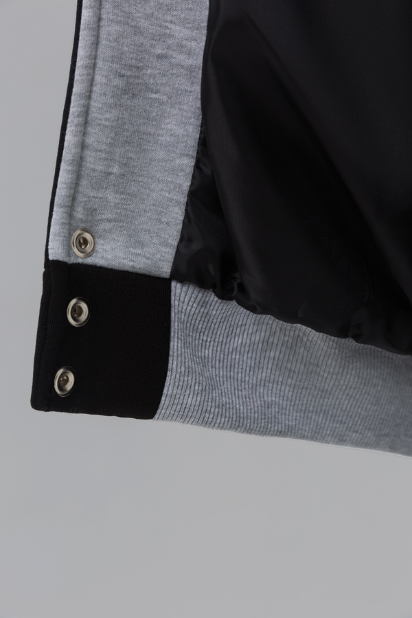 Колледж куртка женская черная с серым" - стильная и универсальная модель для современных девушек. Изготовлена из высококачественных материалов, обеспечивающих комфорт и долговечность. Черный цвет с серыми вставками придают ей элегантность и оригиналь
