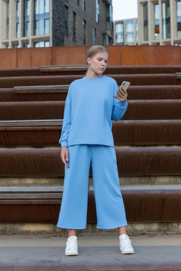  Suit: Sweatshirt and palazzo Blue M-42-44-Woman-(Женский)    Костюм оверсайз с кюлотами из плотного трикотажа голубого цвета: брюки и свитшот 