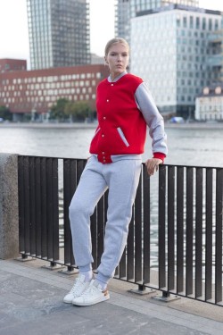 Женский спортивный костюм: красный бомбер и серые брюки