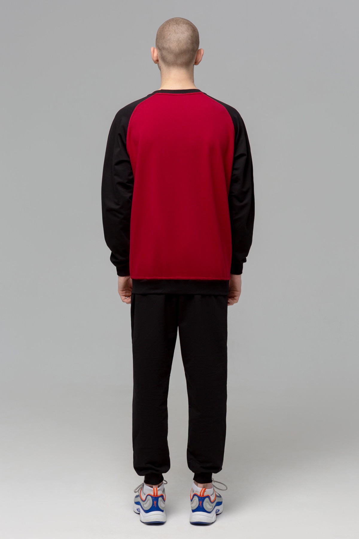 Мужской спортивный костюм на лето: бордовый свитшот реглан с черным рукавом и черные брюки — фото 6
