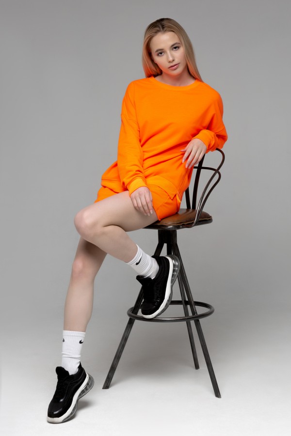 Летний женский спортивный костюм неоновый оранжевый: свитшот с рукавом оверсайз и шорты   Магазин Толстовок Летние костюмы: тонкий свитшоты и шорты 