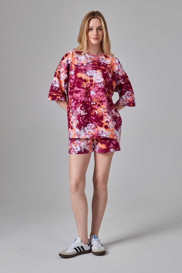 Летний яркий костюм: футболка оверсайз и шорты с высокой талией с принтом акварель   Магазин Толстовок Летний костюм: футболка оверсайз и шорты