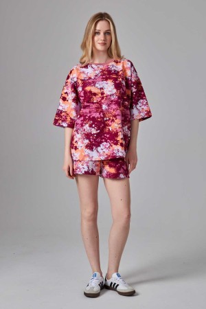 Летний яркий костюм: футболка оверсайз и шорты с высокой талией с принтом акварель