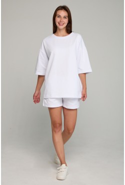Летний костюм: футболка оверсайз и шорты с высокой талией белого цвета