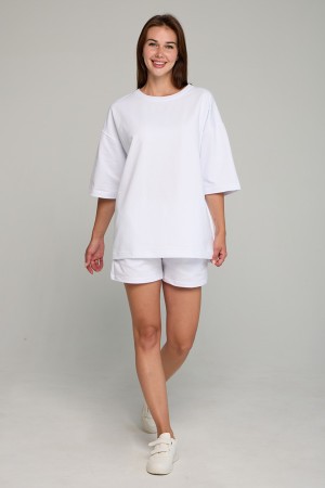 Летний костюм: футболка оверсайз и шорты с высокой талией белого цвета