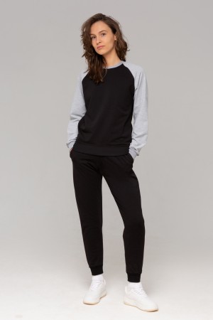 Женский спортивный костюм: черный свитшот реглан и черные брюки