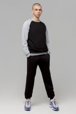 Мужской спортивный костюм на лето: черный свитшот реглан с серым рукавом и черные брюки