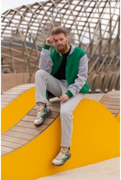 Мужской спортивный костюм: зеленый бомбер и серые брюки