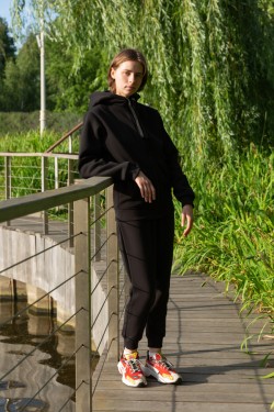 Женский зимний спортивный костюм премиум: черная толстовка на молнии с капюшоном и брюки 
