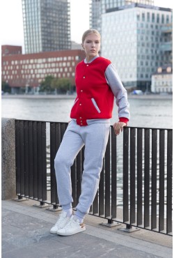 Женский спортивный костюм: красный бомбер и серые брюки