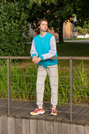 Женский спортивный костюм: бирюзовый бомбер и серые брюки