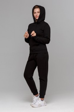 Зимний женский спортивный костюм: черная толстовкас капюшоном и черные брюки утепленные