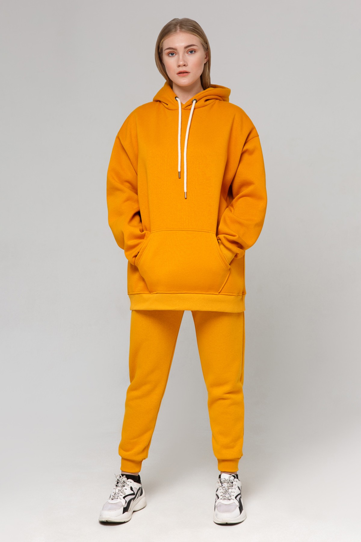 Горчичный спортивный костюм оверсайз утепленный: худи oversize и брюки джоггеры — фото 2