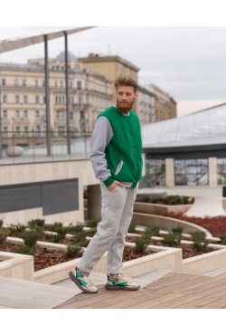 Мужской спортивный костюм: зеленый бомбер и серые брюки