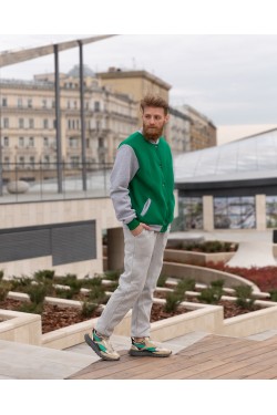 Мужской спортивный костюм: зеленый бомбер и серые брюки