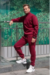 Мужской зимний спортивный костюм бордовый: пуловер с короткой молнией и теплые спортивные брюки