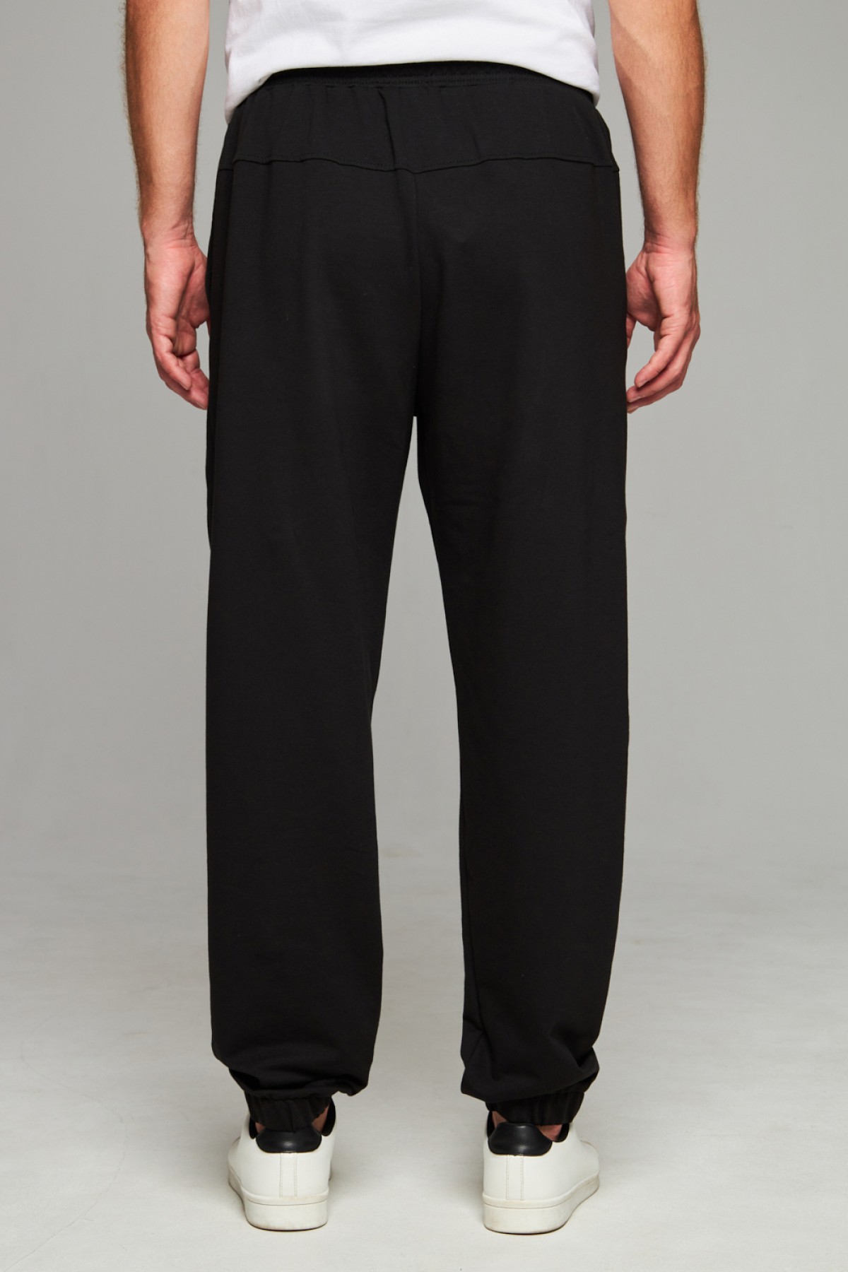 Черные мужские спортивные брюки трикотажные на лето — фото 3