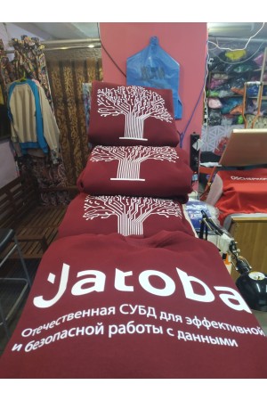 11 бордовых свитшотов с лого фирмы