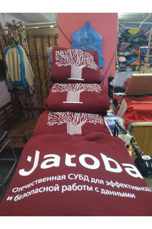 11 бордовых свитшотов с лого фирмы
