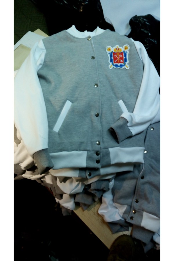  60/60 колледж-курток и поло с шевроном Санкт-Петербург    60 колледж-курток исполненых в белом цвете с шевроном Санкт-Петербург и 60 поло с вышивкой герба Санкт-Петербург 