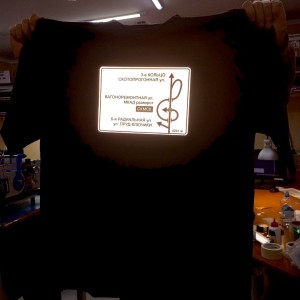 Светоотражающая печать на футболке оверсайз при вспышке в темноте (совмещение нескольких пленок) 