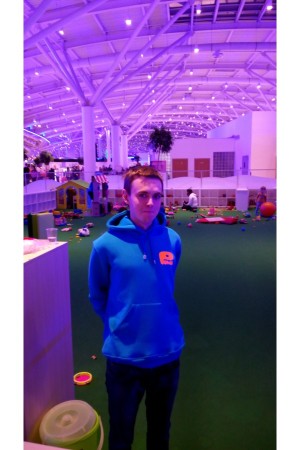 25 толстовок взрослых и подростковых, для детского центра Рома, с ярким сочным принтом флюрной оранжевой пленкой