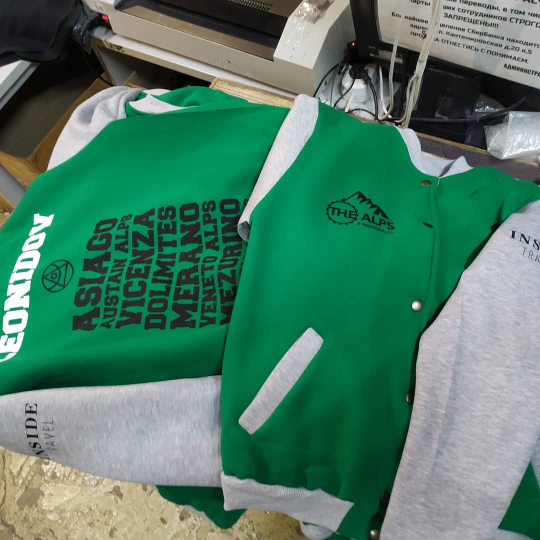 Печать на зеленых колледж-куртках