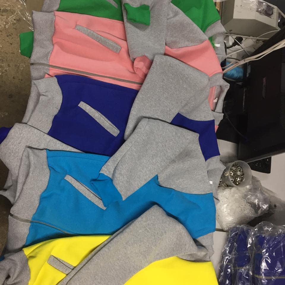 Производство цветных колледж-курток: желтый, розовый, бирюзовый, синий