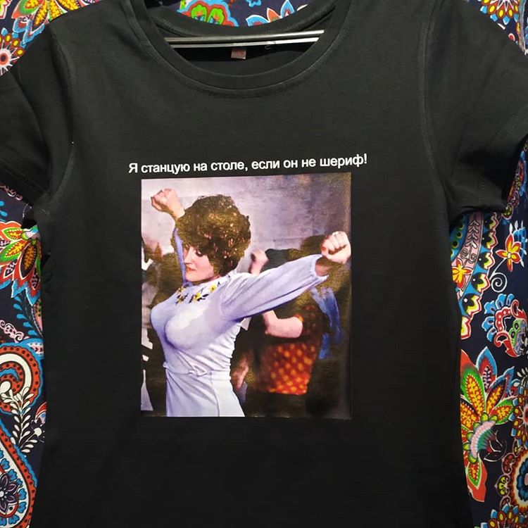 Полноцветная качественная печать на черной женской футболке