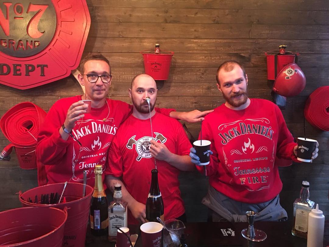 Красные свитшоты с принтом для барменов